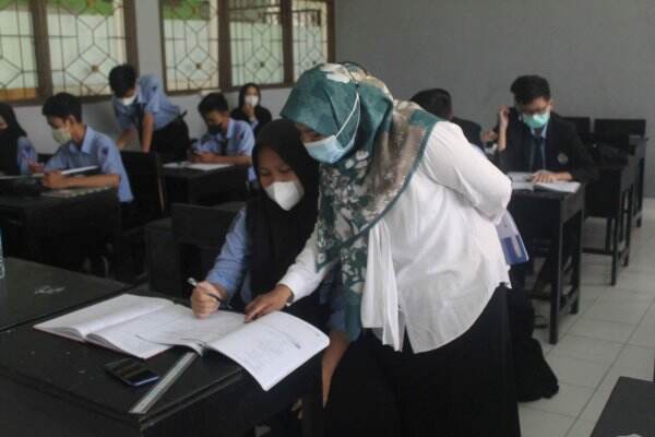 Walaupun Siswa Belum Lunas BPP, Sekolah ”Haram” Tahan Ijazah