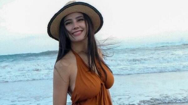 Gaya Foto Di Pantai Ala Dj Joana Janda Seksi Bikin Geregetan