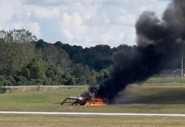 Ngeri, Pesawat Cessna Jatuh Hantam Mobil di Jembatan