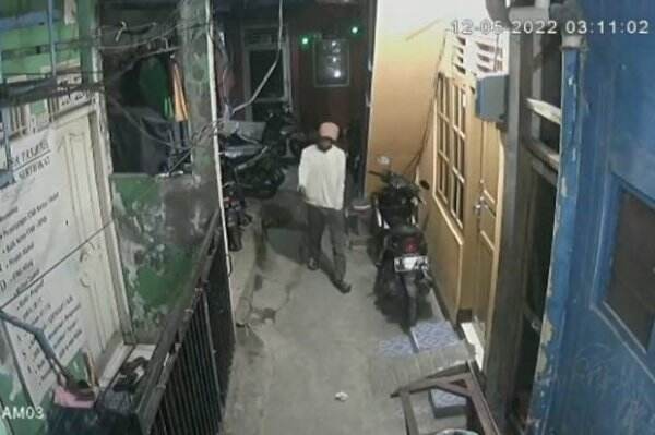 Terekam CCTV, Penampakan Maling Penggasak Motor Warga Kebon Bawang