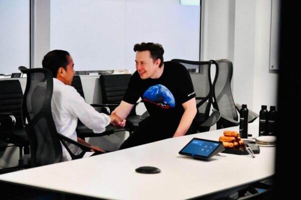 Presiden Jokowi Disambut Elon Musk di Space X, Apa yang Dibicarakan?