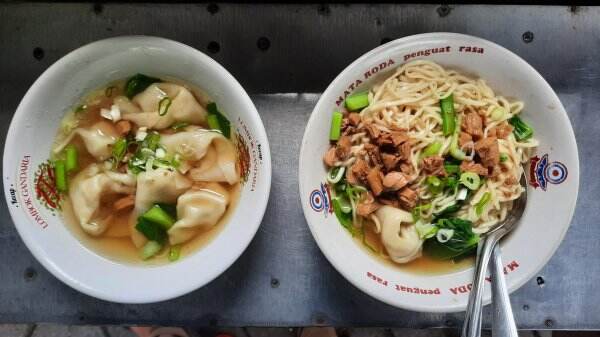 Mie Ayam Pak Kliwon, Kesayangan Anak Teladan