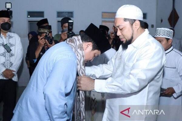 Malam Hari Erick Thohir Datang ke Ponpes Salafiyah Syafi`iyah