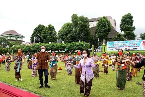 200 Perempuan Berbusana Kebaya Menari di Balai Kota Yogyakarta