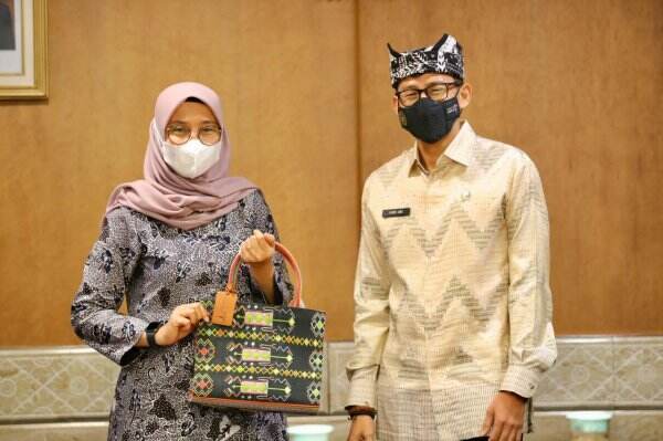 Jelang Ajang Selancar Internasional, Bupati Ipuk Temui Sandiaga Uno