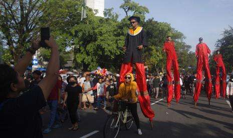Warga Padati Jalan Slamet Riyadi Solo Saat CFD