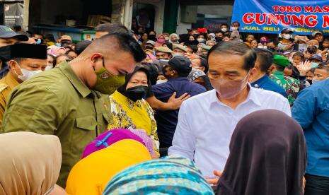 Keriuhan Warga di Pasar Gunung Batu Bogor Saat Jokowi Bagikan Bantuan