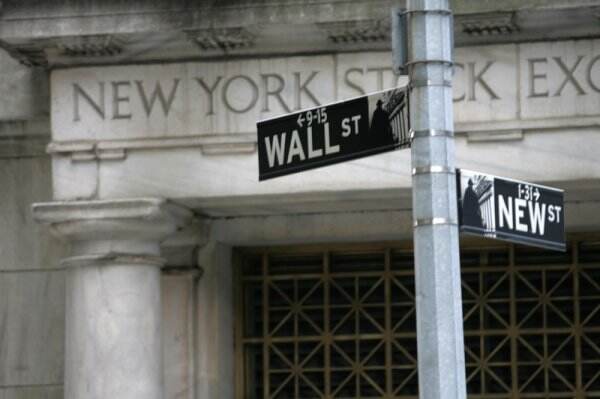 Wall Street Terangkat Saham Apple hingga Tesla