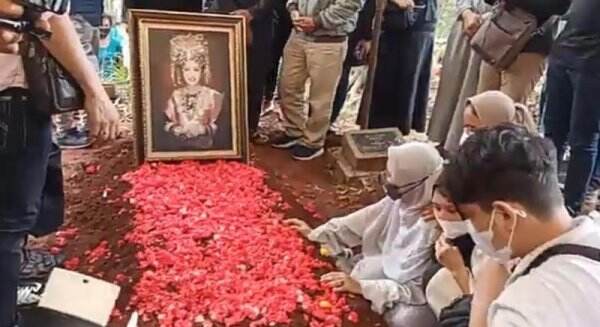 Makam Dorce Gamalama Amblas dan Tak Terawat, Keluarga Disebut Belum Ziarah Lagi