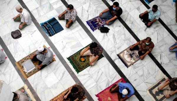 Salat di Masjid Boleh Tidak Pakai Masker, Kata MUI