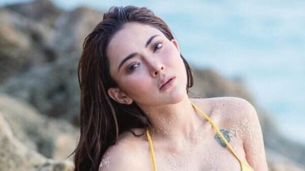 Potret Seksi Ayu Aulia Pakai Bikini Kuning