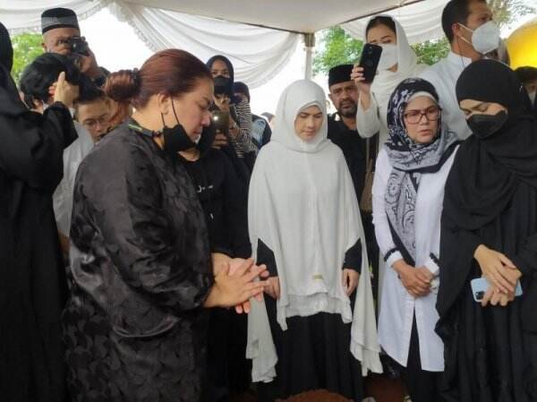 Astri Ivo Titikkan Air Mata Antar Jenazah Ibunda ke Peristirahatan Terakhir, Tetap Berusaha Tegar