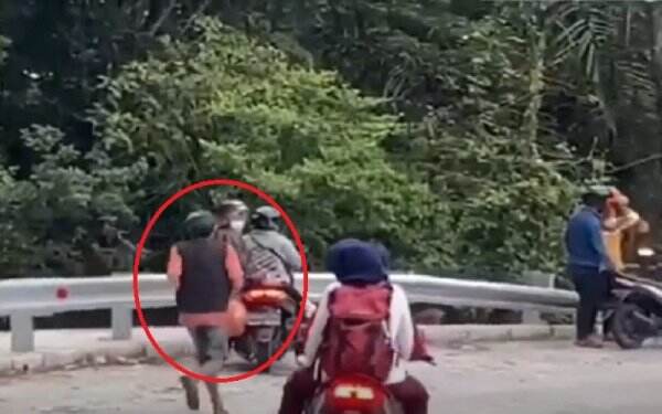 Video Viral Pengendara Motor Istirahat di Jalanan Didatangi Orang Minta Uang Parkir