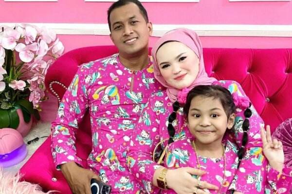 Unik! Wanita Ini Penggemar Hello Kitty, Sekeluarga Kompak Pakai Baju Samaan