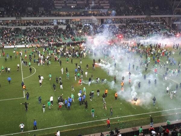Juara 10 Kali Liga Prancis Saint-Etienne Degradasi, Suporter Ngamuk Serang Pemain