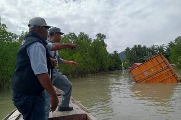 Bakamla Evakuasi 20 Kontainer dari Kecelakaan Kapal Tongkang di Selat Malaka