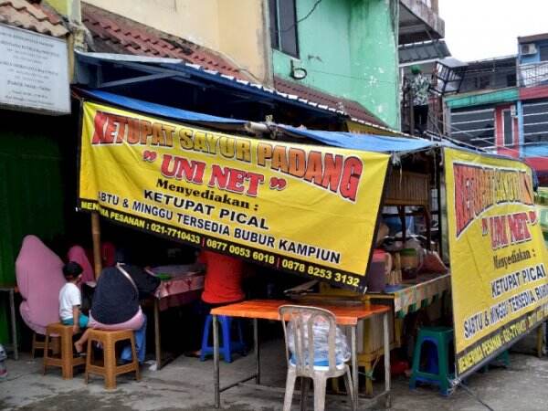 1.500 Ketupat Terjual Setiap Hari, Ini Rahasia Lapak Uni Net Gak Pernah Sepi Pembeli!