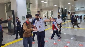 Foto-Foto Kesibukan di Stasiun Manggarai, Petugas KRL Wara-Wiri Arahkan Penumpang