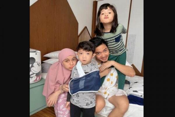Anak Sulung Nycta Gina Alami Retak Tulang: Hancur Hati Ini Kalo Anak Sakit