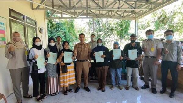 Senangnya Warga Tanta Terima Sertifikat Tanah Gratis Program PTSL