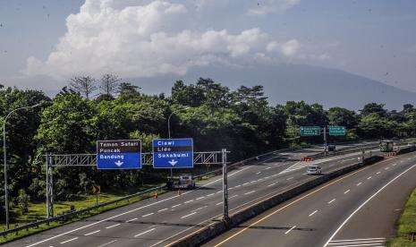 Truk Tabrak Rambu di Tol Jagorawi Sebabkan Kemacetan Kendaraan
