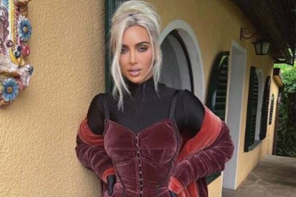 Kim Kardashian Rela Makan Kotoran Manusia Bila Terbukti Bikin Awet Muda, Netizen: Gila!