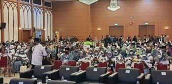 Pelepasan Kloter Pertama, Calon Jamaah Haji Menanti di Aula Gedung Serbaguna Asrama Pondok Gede
