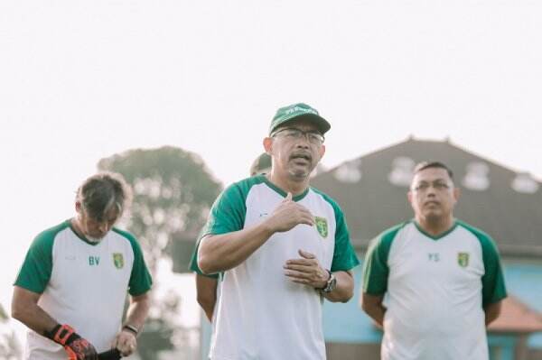 Aji Santoso Sebut Pemain Asing Terakhir Persebaya Datang Hari Ini