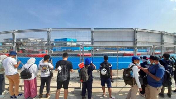 Penonton Formula E Rame Dan Tertib Serunya Nonton Formula E Hanya Berbatas Pagar Kawat