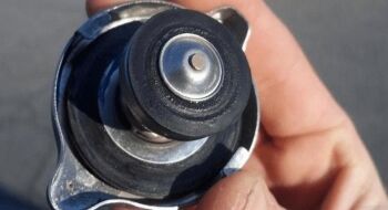6 Cara Mudah Cek Kondisi Tutup Radiator, Simak di Sini