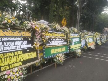 Rumah Dinas Ridwan Kamil Dibanjiri Karangan Bunga Ucapan Duka Cita Kepergian Eril
