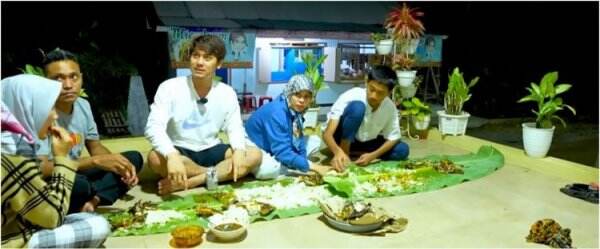 Menu liwetan 13 seleb beralaskan daun pisang, plating Krisdayanti unik