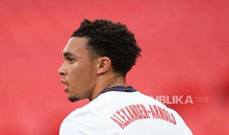 Southgate Bela Alexander-Arnold yang Ogah Nyanyikan Lagu Kebangsaan