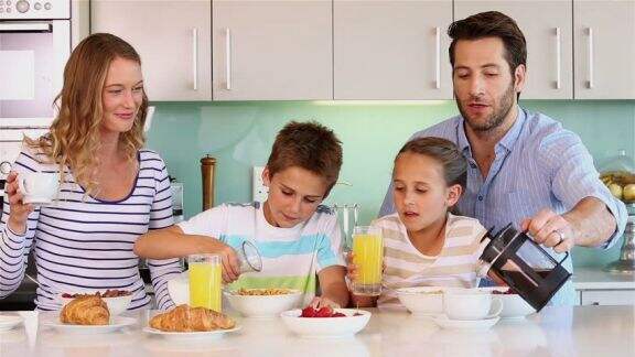 Kata Ahli Gizi Segini Porsi Sarapan Tepat untuk si Kecil, Simak Ya Moms!