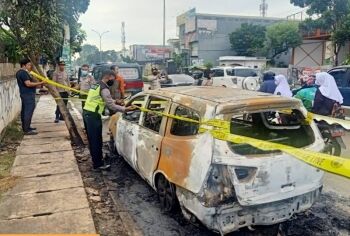 Korsleting Listrik, Mobil Livina Ludes Terbakar di Pamulang
