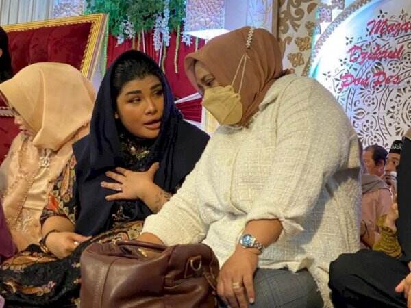 Kembali Muslim Usai 12 Tahun Murtad, Tampilan Nania Yusuf Berhijab Pegang Dada Disorot