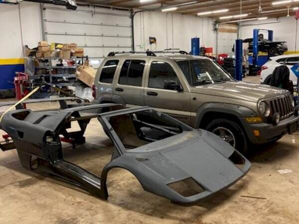 Konyol! Perkawinan Beda Negara, Jeep Liberty Jadi Lamborghini Diablo, Biar Apa?