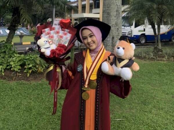Keren! Lulus Usia 19 tahun, Rein Vidya Jadi Wisudawan Termuda Fakultas Kedokteran Unpad