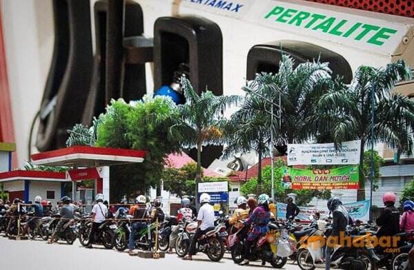 Pengguna Pertamax Beralih ke Pertalite, Sejumlah SPBU di Palangka Raya Antre Panjang