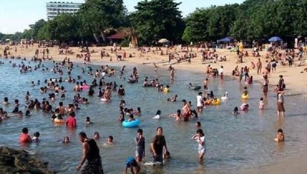 Umanis Galungan, Umat Hindu Bali Silaturahmi hingga Padati Pantai