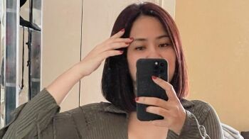 Tante Ernie Selfie Pakai Jumpsuit Hijau Army, Netizen: Emak-Emak Kekinian