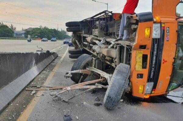 Rem Blong, Truk Pengangkut Pipa Baja di Padangsidimpuan Terguling di Depan Rumah Warga