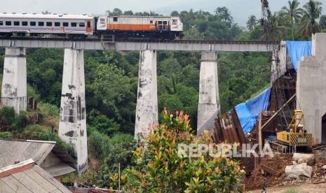 PT KAI Selesaikan Evakuasi Longsor di Rel Kereta KM 38+5 Stasiun Cibadak