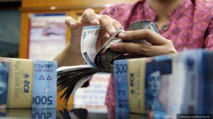 BI Tahan Suku Bunga, Rupiah Bisa Tembus Rp16.000 per USD
