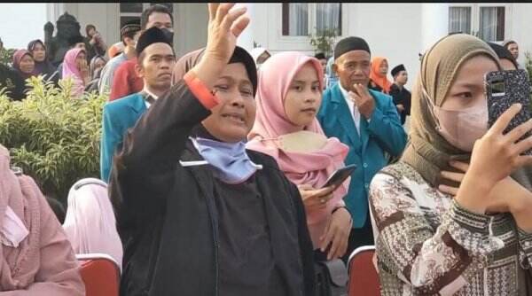 Mengharukan, Tangis Keluarga Iringi Pemberangkatan Jemaah Calon Haji Boyolali