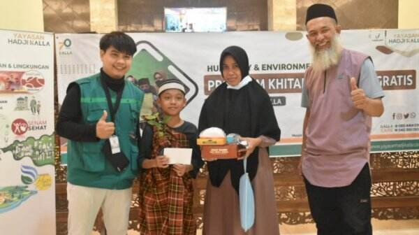 Yayasan Hadji Kalla Gelar Khitanan Massal, Peserta Dibagikan Bibit Pohon