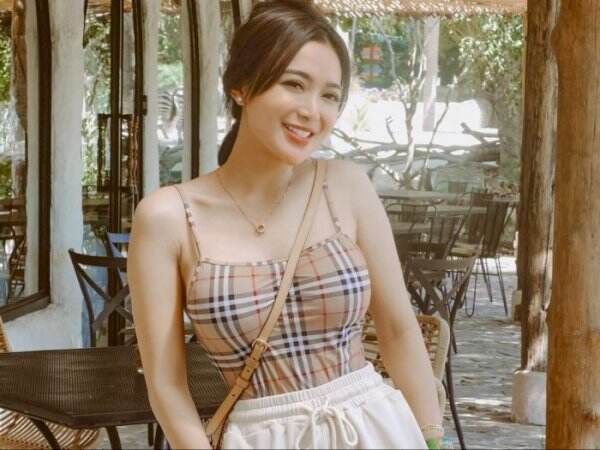 Wika Salim Pakai Hot Pants Putih Pamer Senyum Semringah, Anak Gadis dari Mana Ini