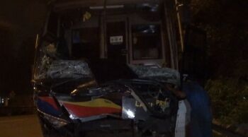Kecelakaan Beruntun di KM 92 Tol Cipularang, Petugas Jasa Marga Lakukan Evakuasi