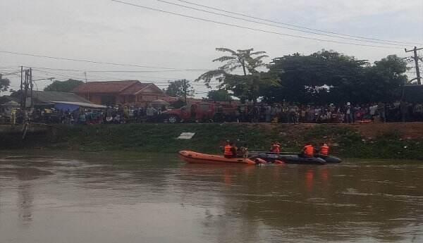 Heboh, Mobil Pengangkut 6 Koper Uang Terjun ke Sungai Irigasi di Karawang