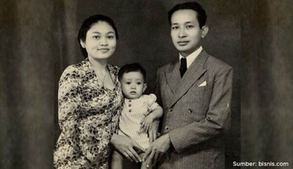 Jarang Orang Tahu, Ini Potret Masa Muda Tien Soeharto yang Anggun dalam Balutan Kebaya. Senyumannya Memikat Hati!
